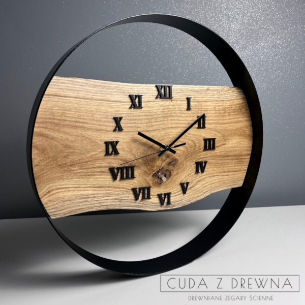 zegar z drewna w obręczy